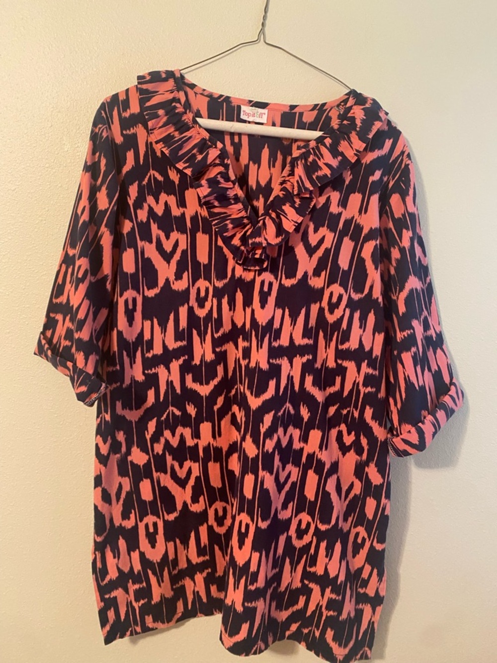 Top It Off boutique size L Pink & Navy Ruffle V-Neck Women's Tunic